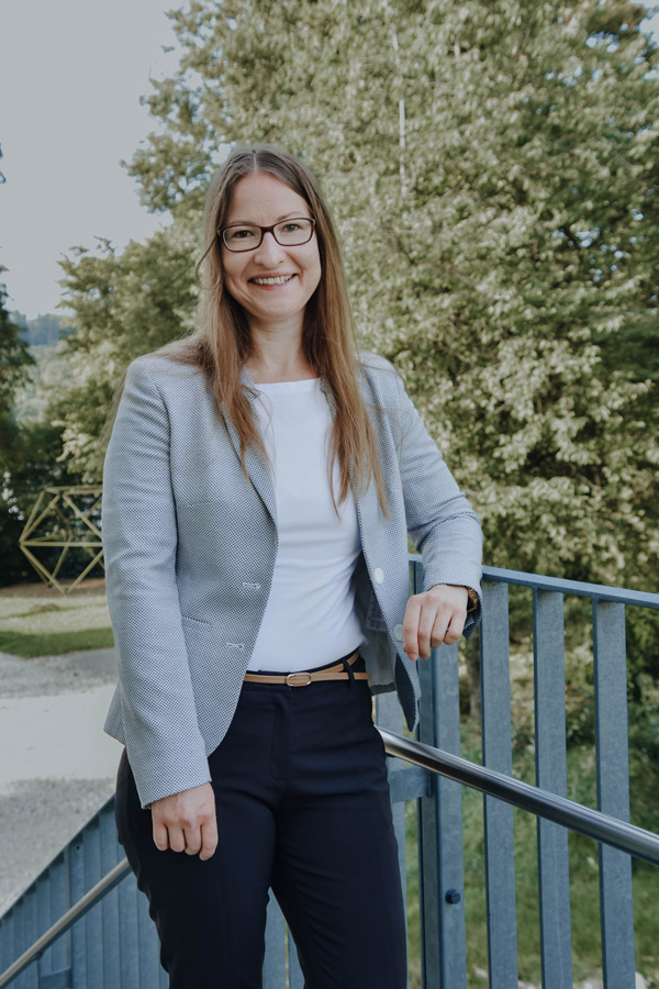 Steuerberaterin Sina Knüpfer an einer Treppe fotografiert